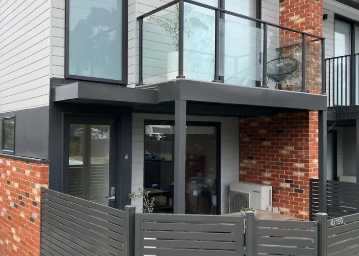 Private Room & Ensuite, In Hosted-Shared Modern 2 Bedroom Apartment - Full Use Of All Home Facilities