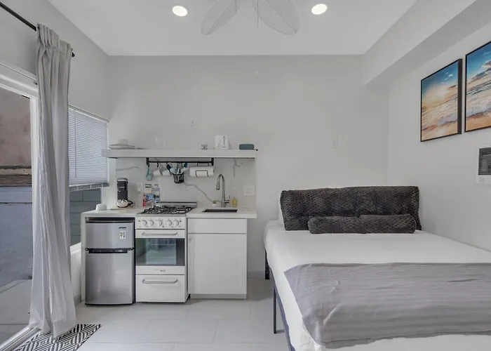 The Shining Sea Studio, Steps From The Beach, Downtown Oceanside