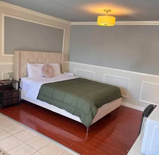 Studio Living,Quiet Neighborhood, Near Airport