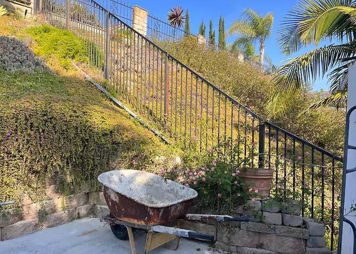 Studio Living,Quiet Neighborhood, Near Airport