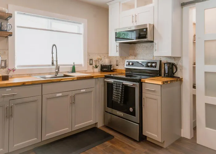 Shares Courtyard Luxury Apt - New!