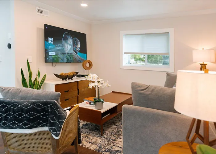 Shares Courtyard Luxury Apt - New!