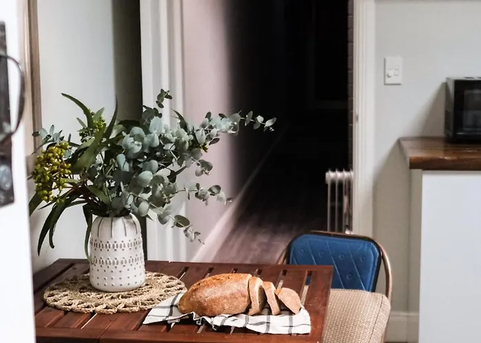 Charming Vintage Flat Near Newtown. 11Am Checkout.