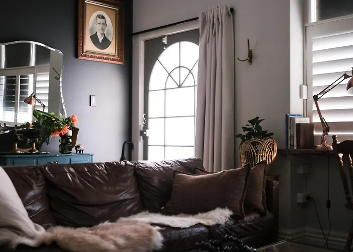 Charming Vintage Flat Near Newtown. 11Am Checkout.