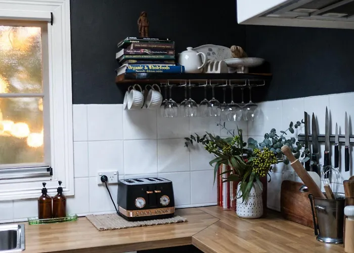 Charming Vintage Flat Near Newtown. 11Am Checkout.