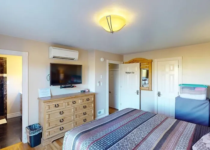 Tacit Shadow Resort Shangri-La King Suite, Gym, Coffee Bar, Hot-Tub, Free Laundry, Food Available