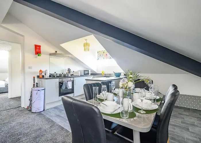 Th3 - Stylish Treehouse Flat In Batley For 7