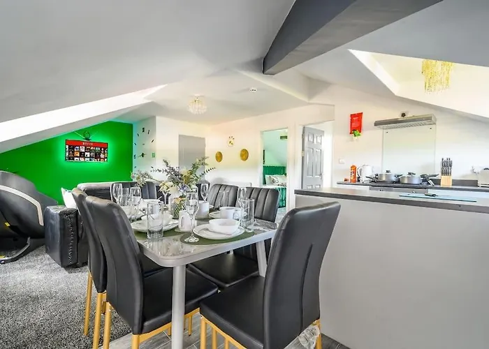 Th3 - Stylish Treehouse Flat In Batley For 7