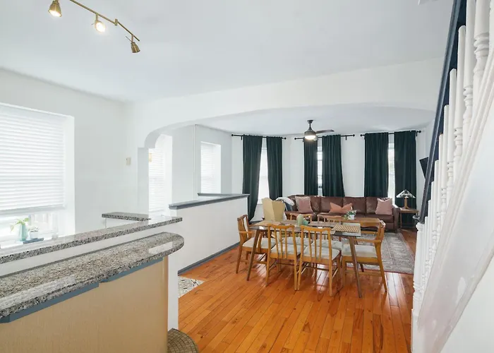 Large Bi-Level Apartment In Heart Of Manayunk