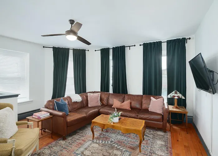 Large Bi-Level Apartment In Heart Of Manayunk