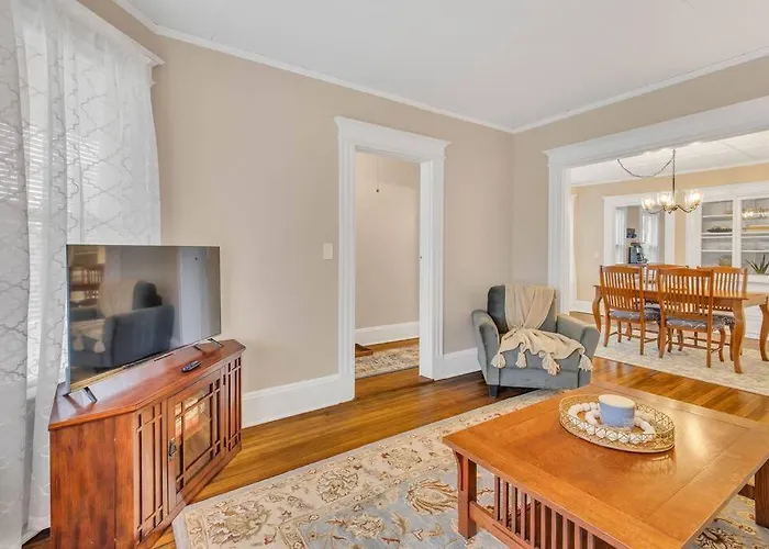 West Hartford Center: Cozy New England Apartment