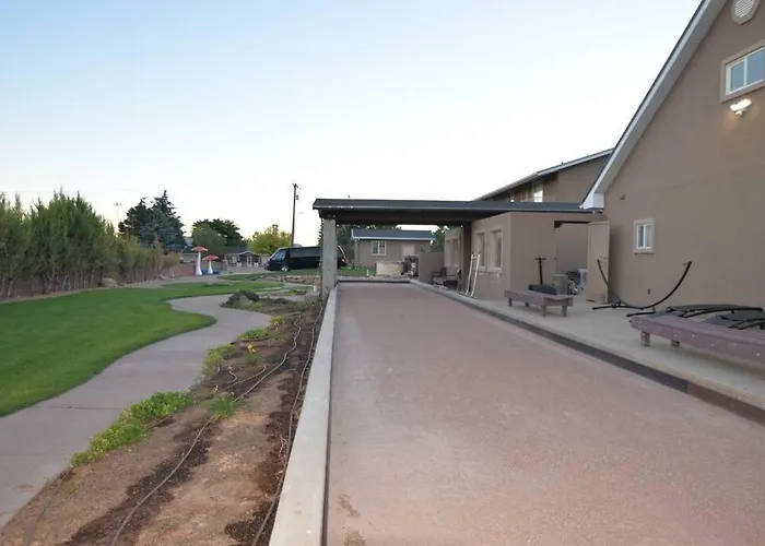 Tacit Shadow Resort Escape Dual Suite, Gym, Coffee Bar, Hot-Tub, Free Laundry, Food Available