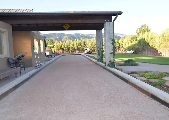Tacit Shadow Resort Paradise Deluxe Suite, Gym, Coffee Bar, Hot-Tub, Free Laundry, Food Available