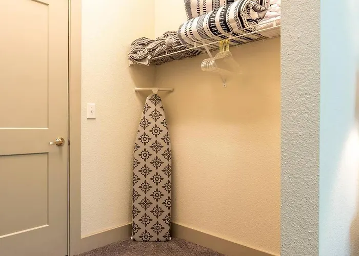 Beautiful Riverwalk Apt With Full Amenities, King Bed & Free Parking