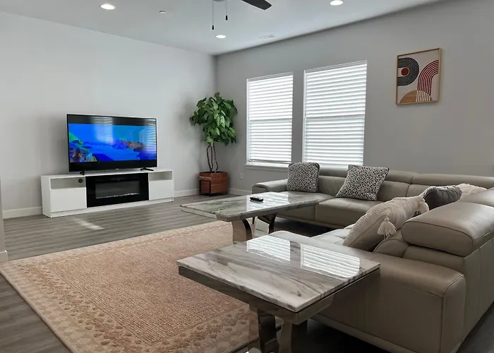 Modern Town House, 3-Bedrooms Home Private Parking