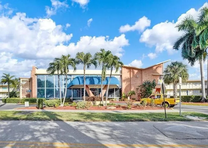Walk To The Beach, Studio, Pool And Free Parking