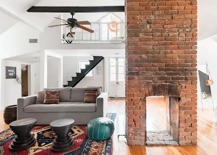 Chic Spot Near The Lower French Quarter