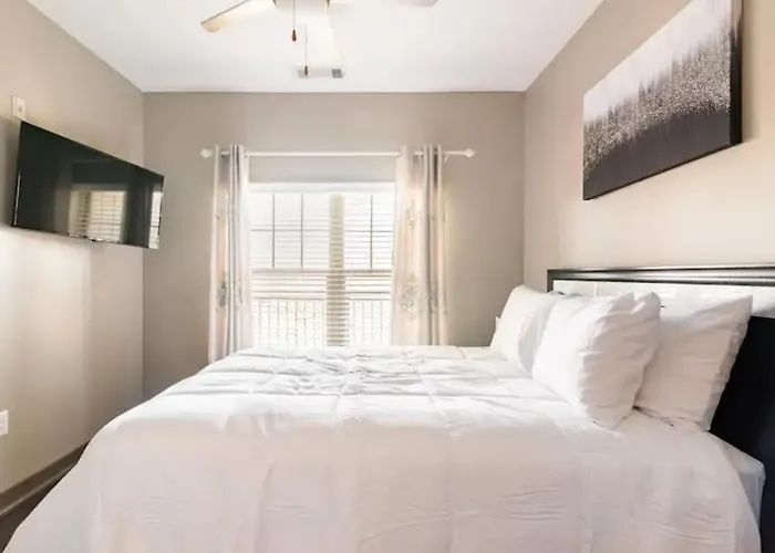 Uptown Stay And Adventures With Pool, Bars & Shops