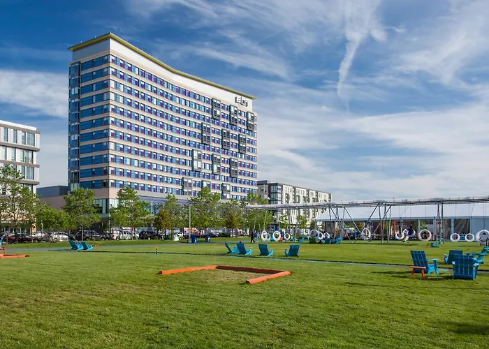 Hotels with pool Aloft Boston Seaport District