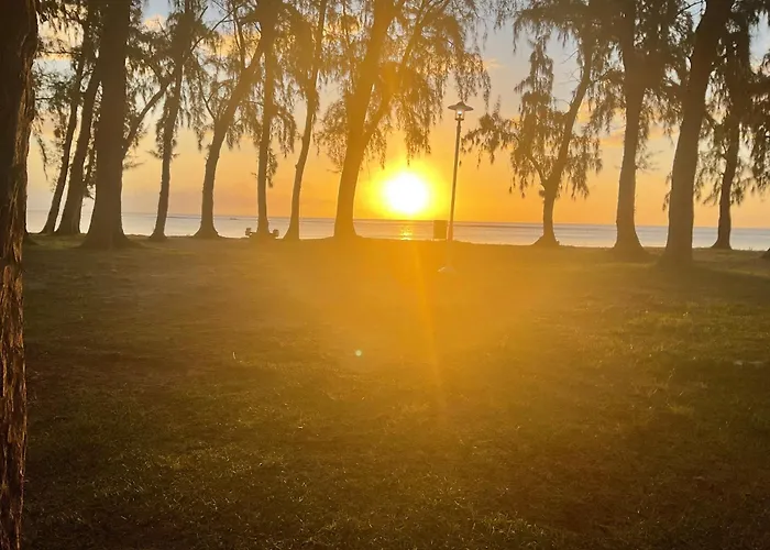 Phoenix Beach Apartments Sea View