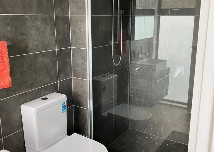 Private Room & Ensuite, In Hosted-Shared Modern 2 Bedroom Apartment - Full Use Of All Home Facilities