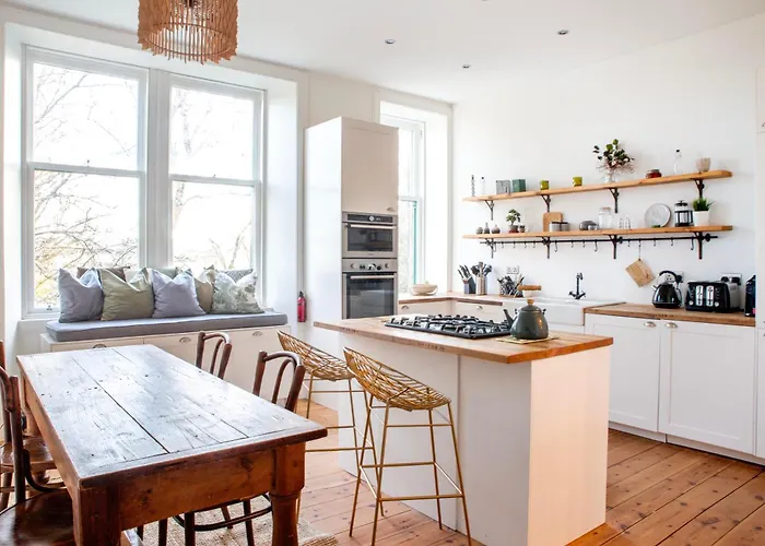 Oakshaw Apartment