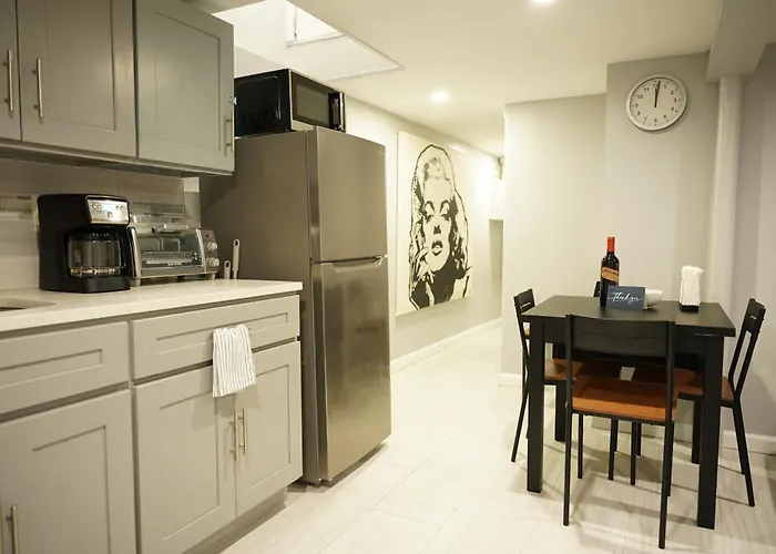 Cozy 2 Bedroom In A Lovely Forest Hills Neighborhood