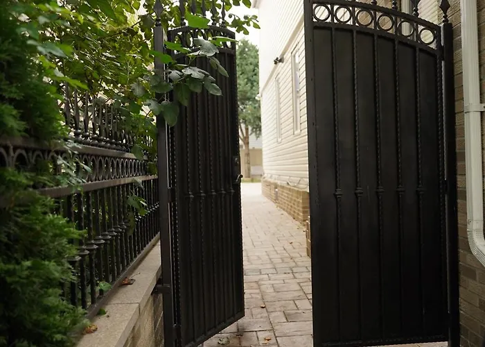 Cozy 2 Bedroom In A Lovely Forest Hills Neighborhood