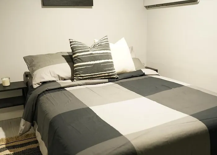 Cozy 2 Bedroom In A Lovely Forest Hills Neighborhood