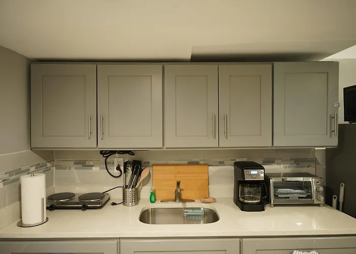 Cozy 2 Bedroom In A Lovely Forest Hills Neighborhood