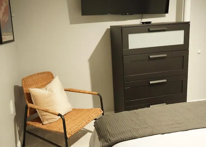 Cozy 2 Bedroom In A Lovely Forest Hills Neighborhood