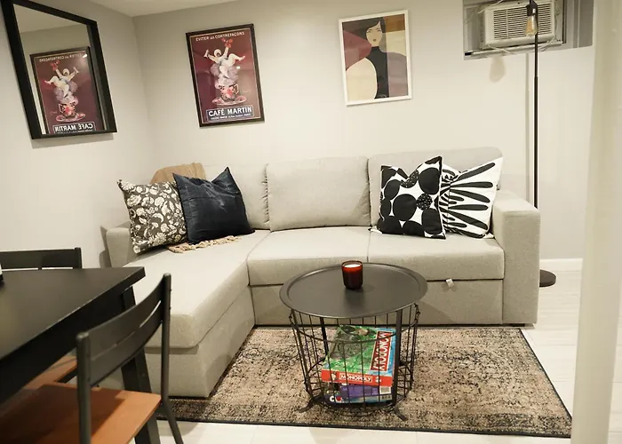 Cozy 2 Bedroom In A Lovely Forest Hills Neighborhood