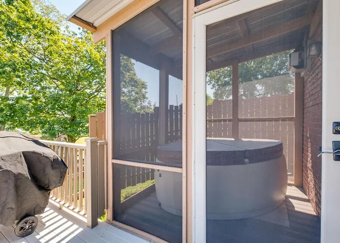 4 Mi To German Village: Studio W/ Hot Tub!