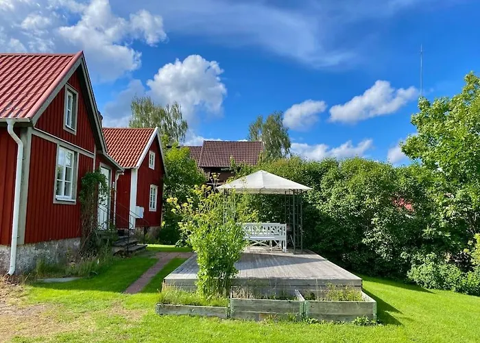 Cozy Garden Cottage