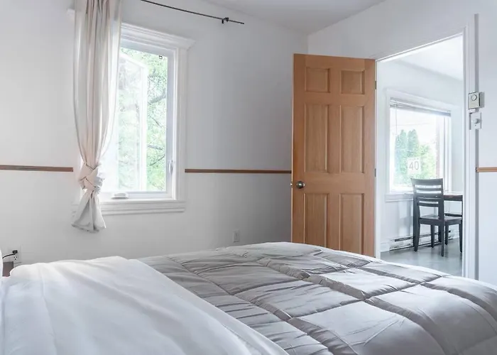 Bright And Spacious 2 Bedroom Home!