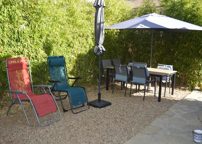 Sanary-sur-Mer, T2 avec jardin privé, parking gratuit, à 2 min du port, climatisation, bastide provençale 1900