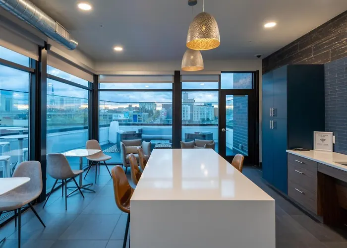 Modern Studio Apt With Rooftop, Gym, And Parking