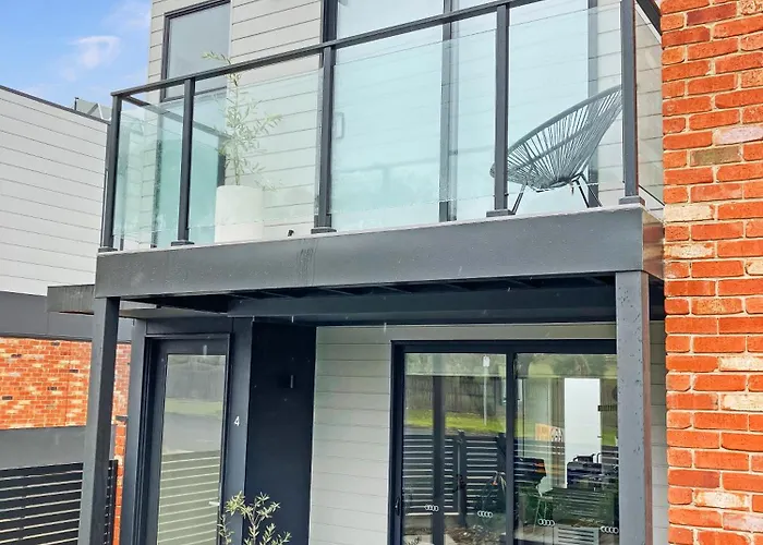 Private Room & Ensuite, In Hosted-Shared Modern 2 Bedroom Apartment - Full Use Of All Home Facilities