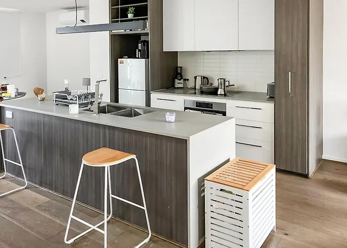 Private Room & Ensuite, In Hosted-Shared Modern 2 Bedroom Apartment - Full Use Of All Home Facilities