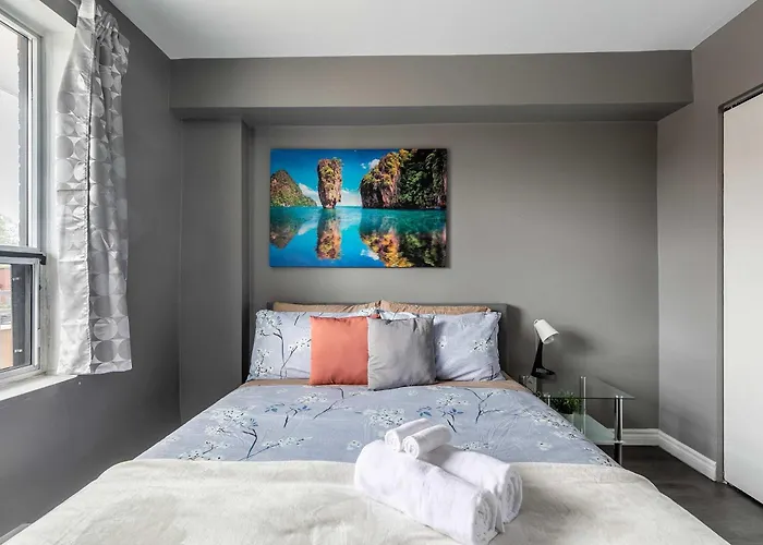 Glenview West - Modern Upper Unit Apartment With Private Balcony