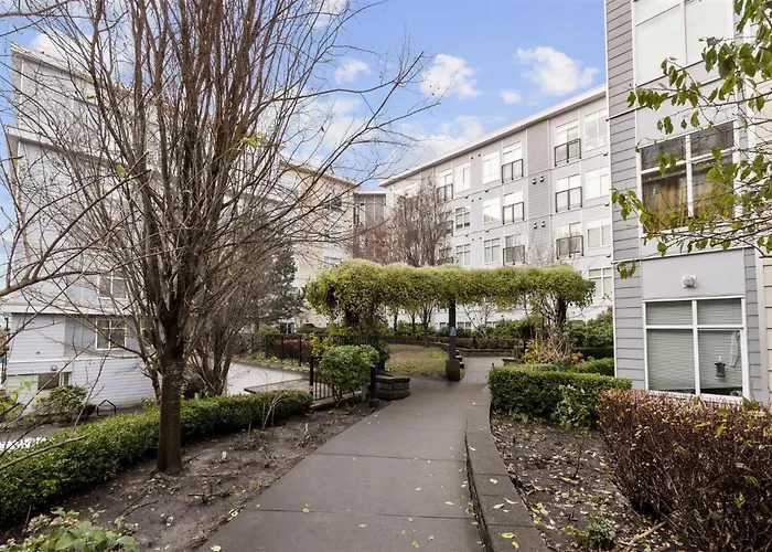 Skytrain Accessible, Free Parking, Gym, 2 Bedroom Sleeps 6 Central Apartment With Easy Access To Downtown Vancouver