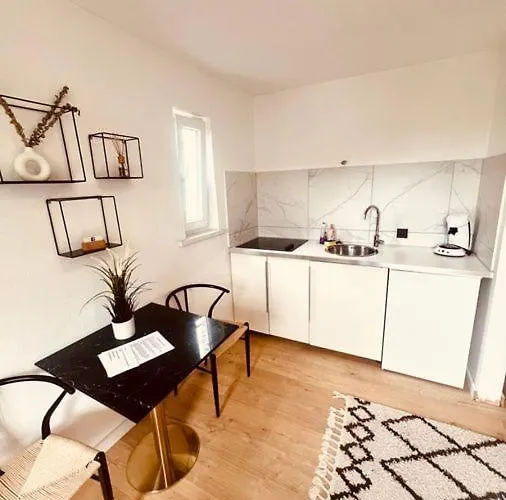 Ferienwohnung An Der Uniklinik Mit Eigener Kueche Und Renoviertem Badezimmer