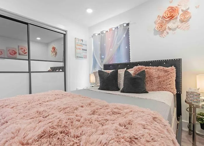 Luxury Pink Suite In Downtown