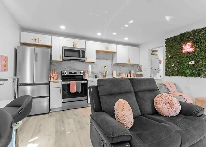 Luxury Pink Suite In Downtown