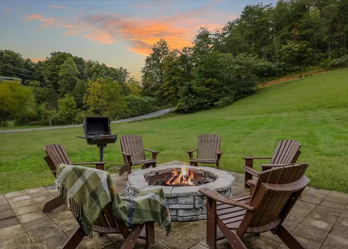 Black Bear Lodge - Game, Movie, Firepit