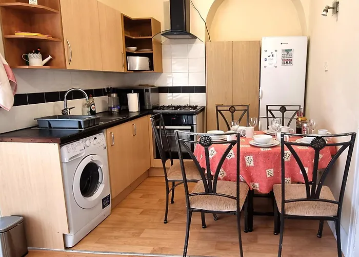 2 Bedroom Flat Free Parking Fast Wi-Fi Self Check-In Visit Manchester Oldham Bury