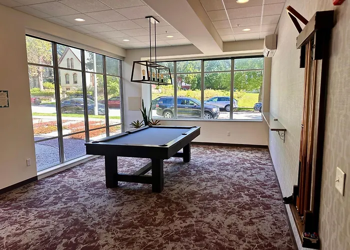 Brady St Oasis - Walkable & Quiet Neighborhood + Private Balcony - Sleeps 5