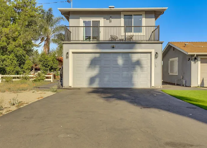 2 Mi To Downtown Escondido: Apt W/ Balconies