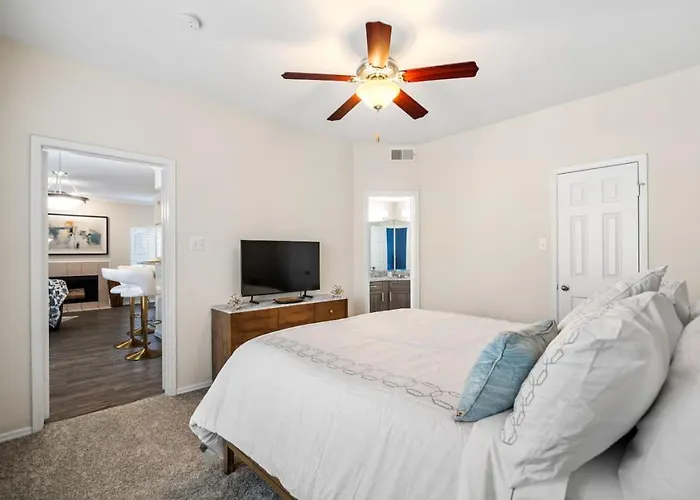 Upscale City Apartment With Pool , Fitness Center
