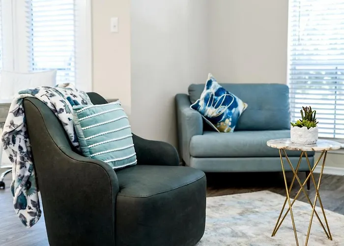 Upscale City Apartment With Pool , Fitness Center